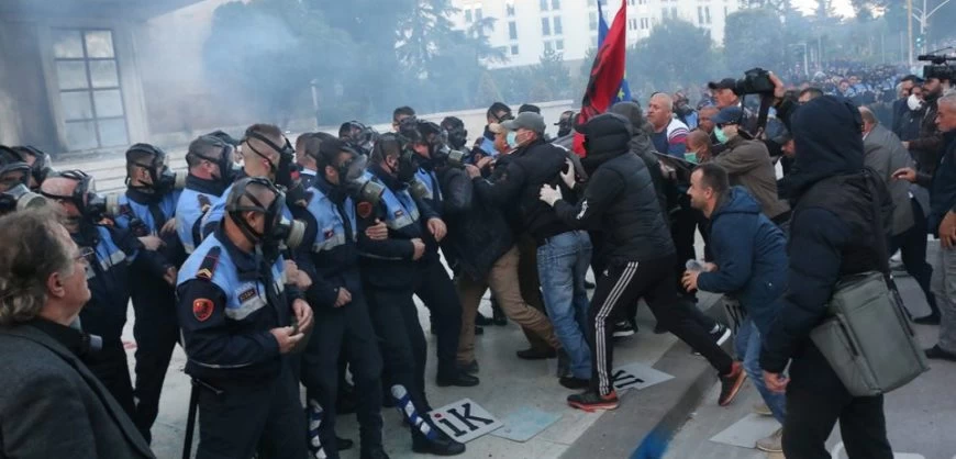 «Καίγεται» η Αλβανία: Αντιπολίτευση: «O Ράμα μοιράζει όπλα στους οπαδούς του» – Σαλβίνι: «Πάνε για εμφύλιο»